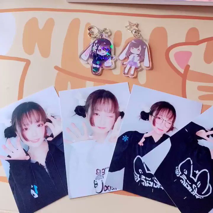 今回パーカーセット付属グッズの説明～！（もちろんブロマイドニ
にサインします！）