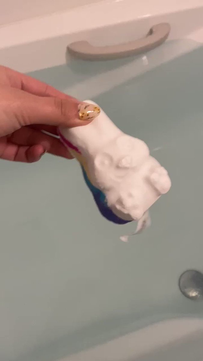 大天才のまささん(@yokosune )が
プレゼントしてくれたLUSHの入浴剤が
とってもファンタジーでテンション上がった！！🥰
しかもラメとか入ってないからお風呂詰まる心配もないね！(天才)
まじでセンスいい！！！ありがとう！🙏🏻
(安心してください、服着てます)