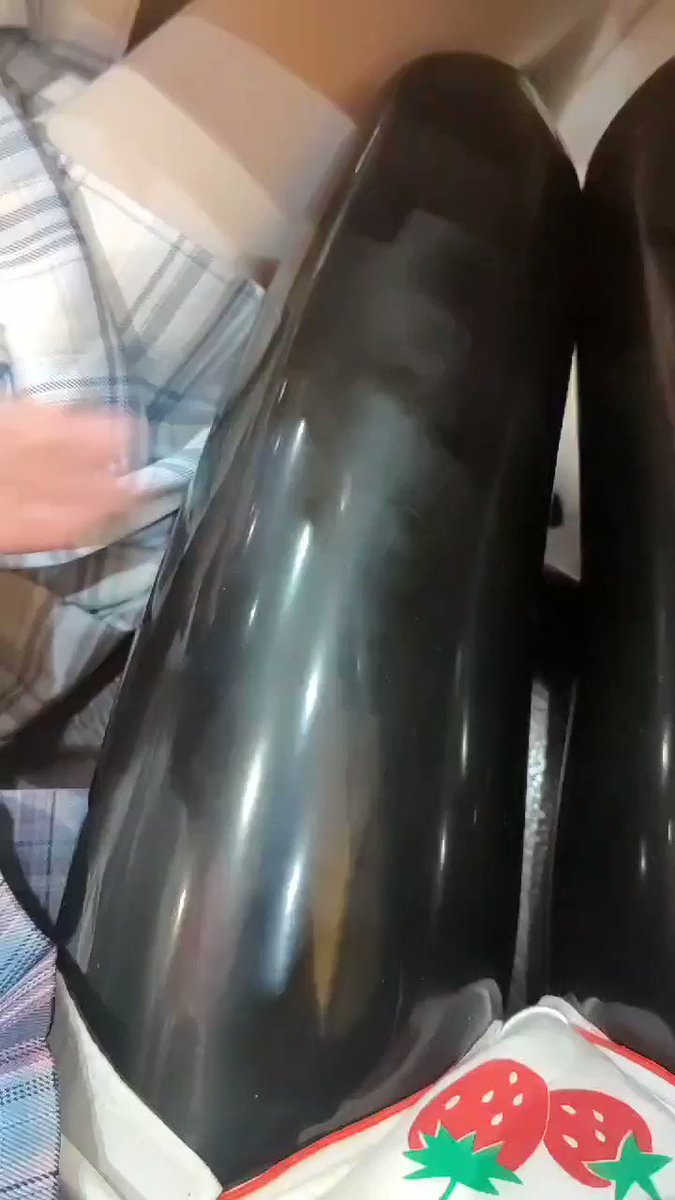 弹弹弹~ DuangDuangDuang
别把油抹掉了啦。
黑皮肠喔～要不要来尝一口呐（一口油
另一只咸猪手 @liuyuemao

#latex #乳胶衣 #腿控