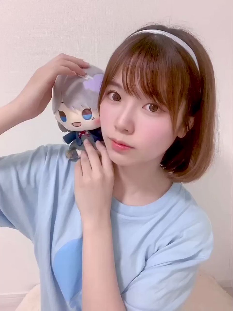 可可ちゃんの誕生日。

皆さん今日1日たくさんお祝いしてありがとうございます！！愛されてますね可可ちゃん🍨
嬉しいい…

動画です(〃ω〃)💗
肩に乗せるって難しい！！
緊張して全身固。

これからも一緒にクゥクゥちゃんのこと見守ってね！
#唐可可誕生祭2021