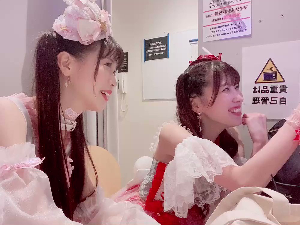 べひらび出番終わった！！ステージがカオスすぎて笑いが止まらなかったwwwwwww

これは楽屋
@ichigo_tyn @rabbiusa_staff