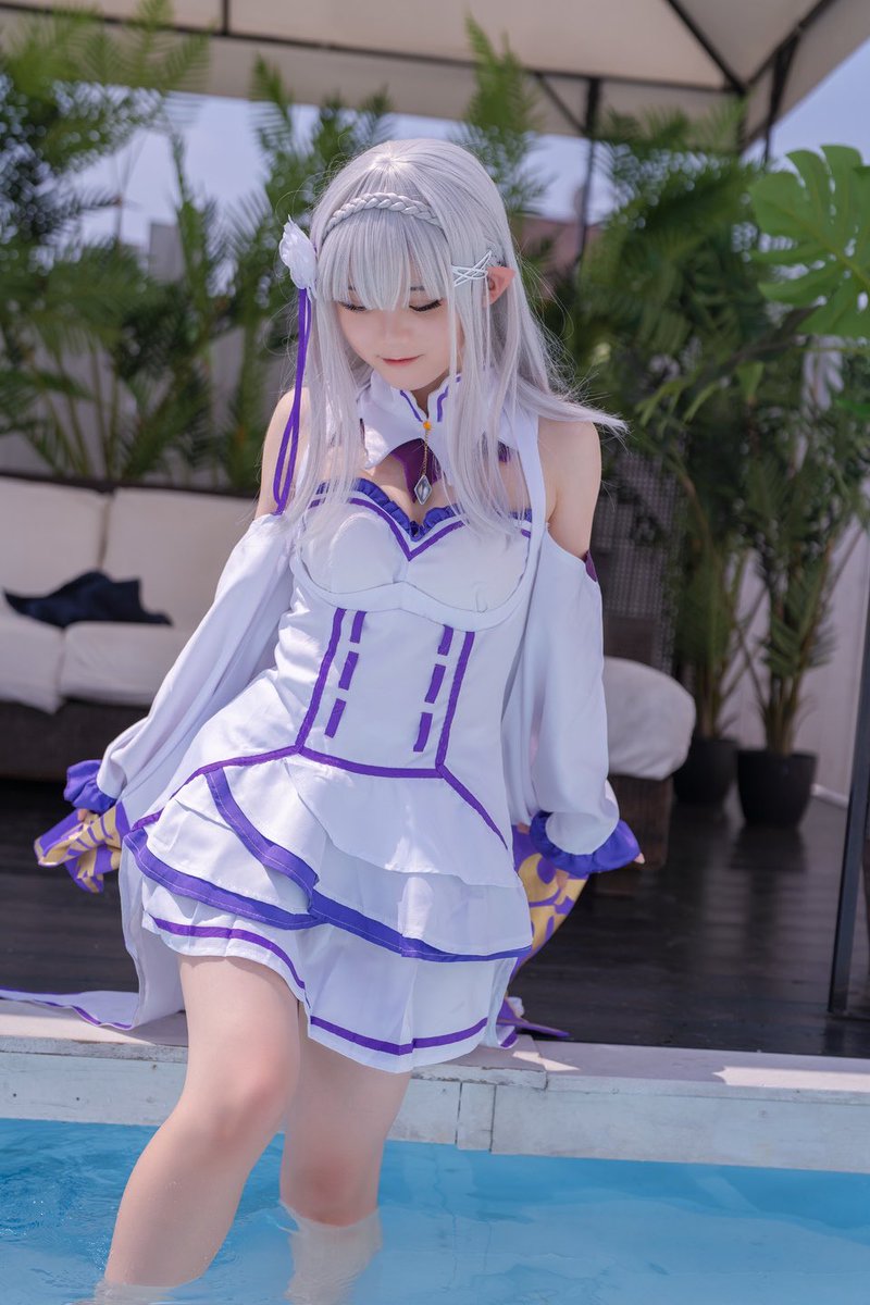 水遊びするエミリア