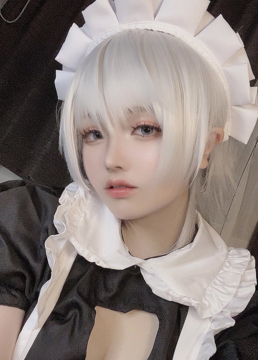 白髪ショートのメイドさん