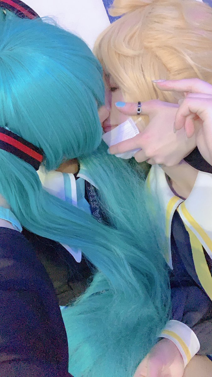 まって、毎度レンきゅんコスしたキャストにちゅーしてることに気付いた😇

1,2枚目 はるの @myaq_win 
3枚目 りさまる @risamaru_sud 

#しらゆきミク