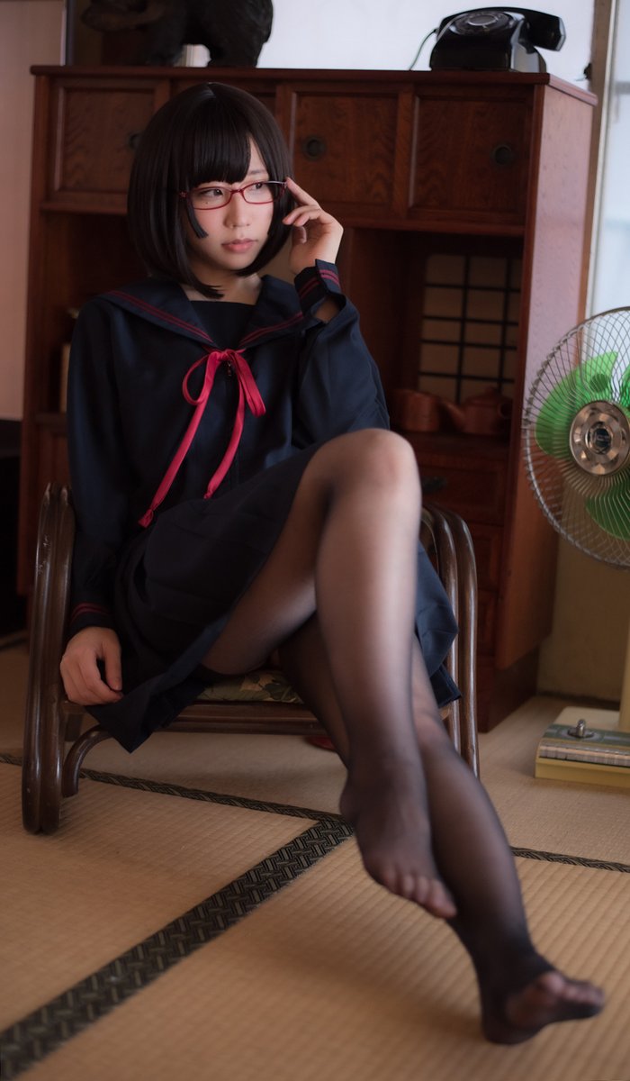 黒タイツはストッキングとの狭間くらいの透け感のが好きです