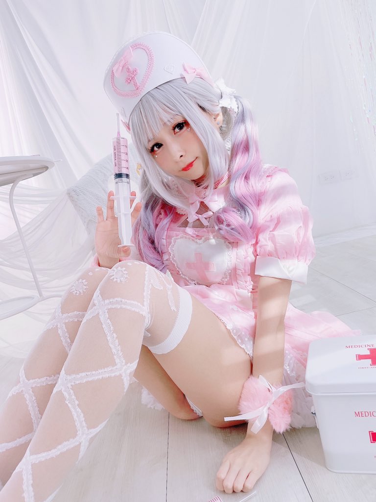 モモちゃんのプラスのパワーを注いでくれるのですよ！💉💕

7月Fantia星3 ピンクナースLolita💓

#lolita #ロリータ