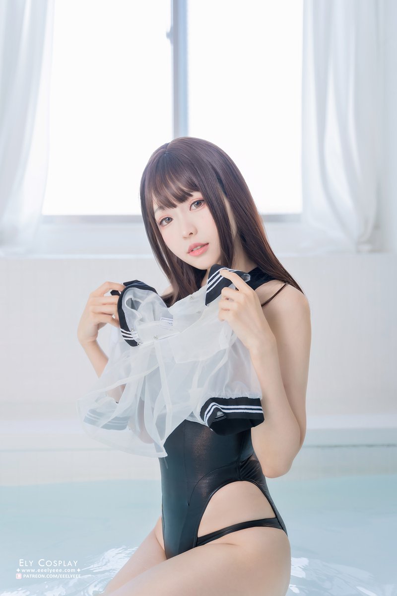 “How about my swimwear? Senpai?”
“こうですか？先輩”

競泳水着@pharfaite_1223