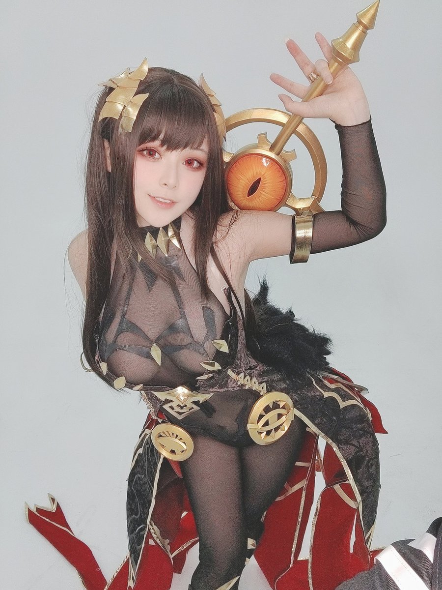 「そうだ。楽しいパフォーマンスを披露しましょ！」（@akashabook_jp）
終末のアーカーシャに登場するアル・アジフ『ネクロノミコン』のコスプレです！

みんなぜひプレイしてみよう！
#終末のアーカーシャ #終アカ