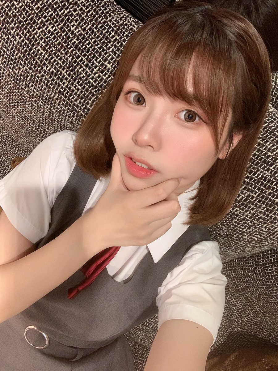 『ラブライブ！スーパースター!! 結ヶ丘のみんなで振り返り上映会☆』ありがとうございました｡ﾟ(ﾟ´ω`ﾟ)ﾟ｡

私達ずっと応援してくれてる皆んな、今日初めて実際に会えて、ペンライトも拍手もメールも全部ありがとうございました😭幸せです。

最初から泣き始めて本当に…🥺
なことの写真
#Liella