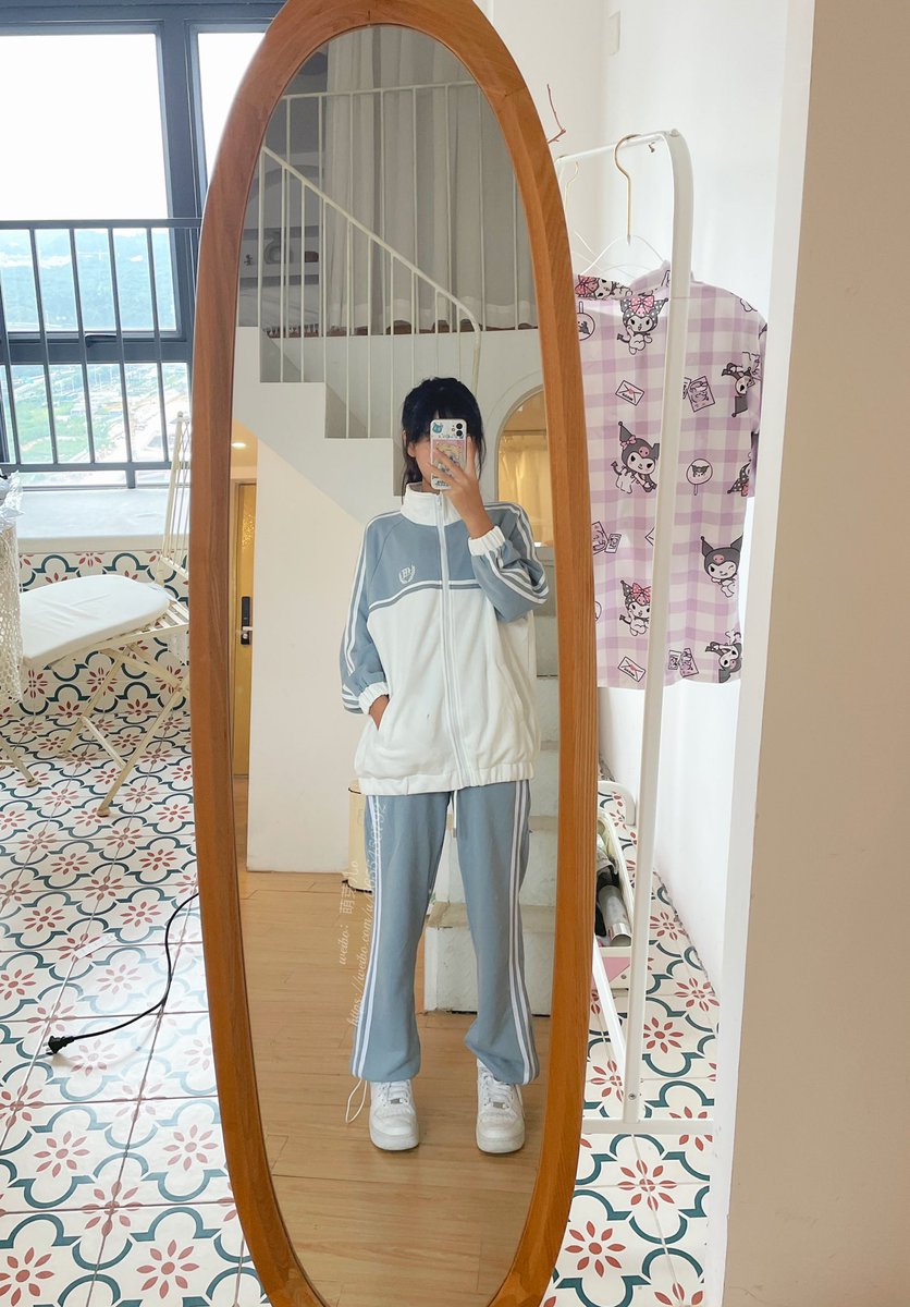 学校文静的女同学居然。。。🤫