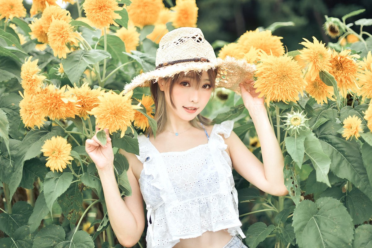 本日、誕生日を迎えました🎉
真夏生まれに合わせてひまわり写真撮りました🌻
今年も新しいことをチャレンジしたいと思います！
これからもよろしくお願いします✨