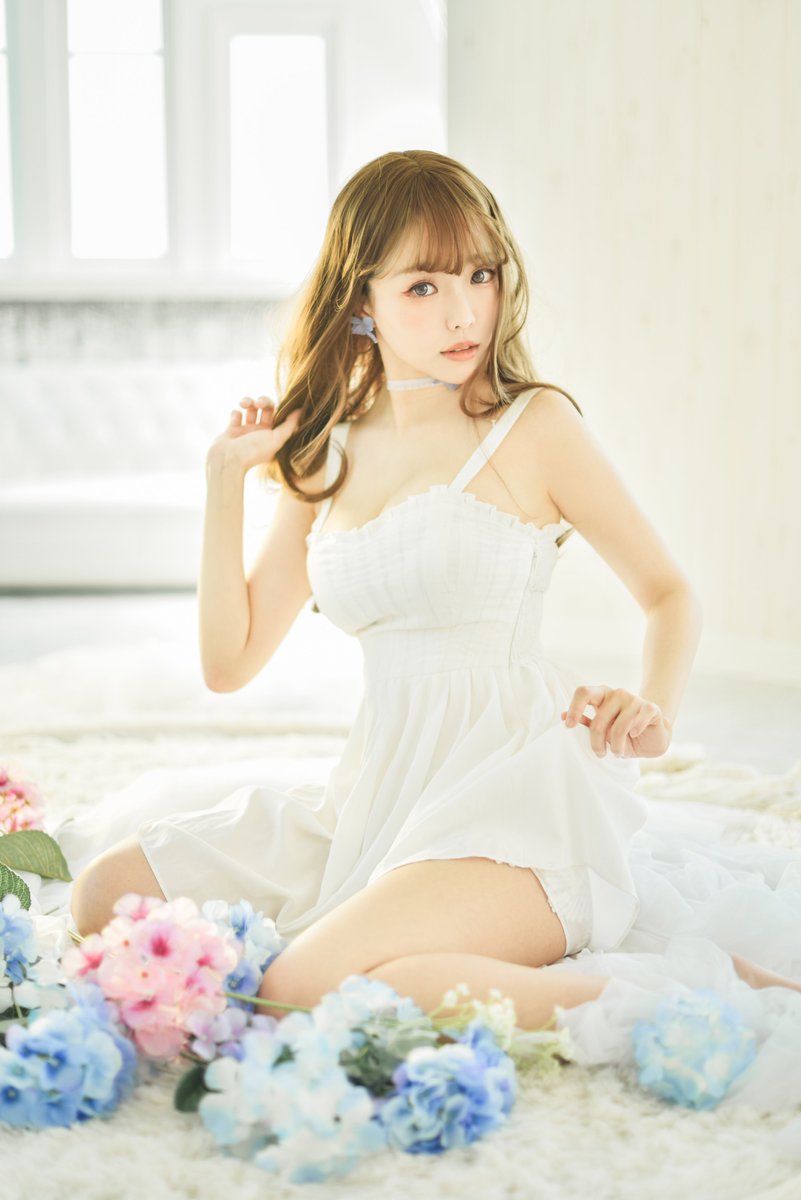 What color of dress will make your heart Doki Doki?
Full photo set ➤ http://reurl.cc/ZGQQXM

どんな色のドレスにドキドキする？