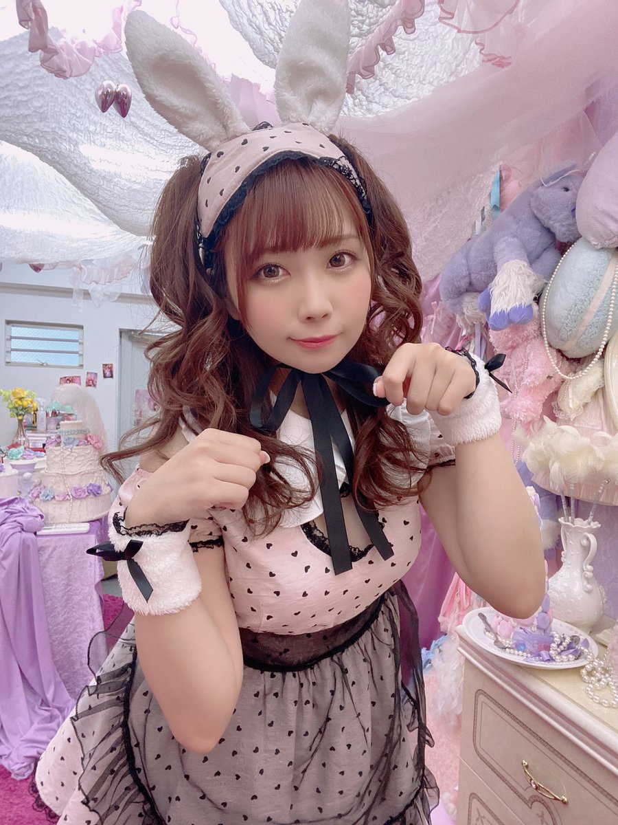 なんと、今日のお昼はクリアストーン(@CLEARSTONE_info)さんの新作衣装の着用モデルの撮影をさせて頂きました🌟たくさん着させて頂いたので販売開始をお楽しみに……！お気に入りの地雷うさちゃんの自撮り載せちゃいます🐰♡