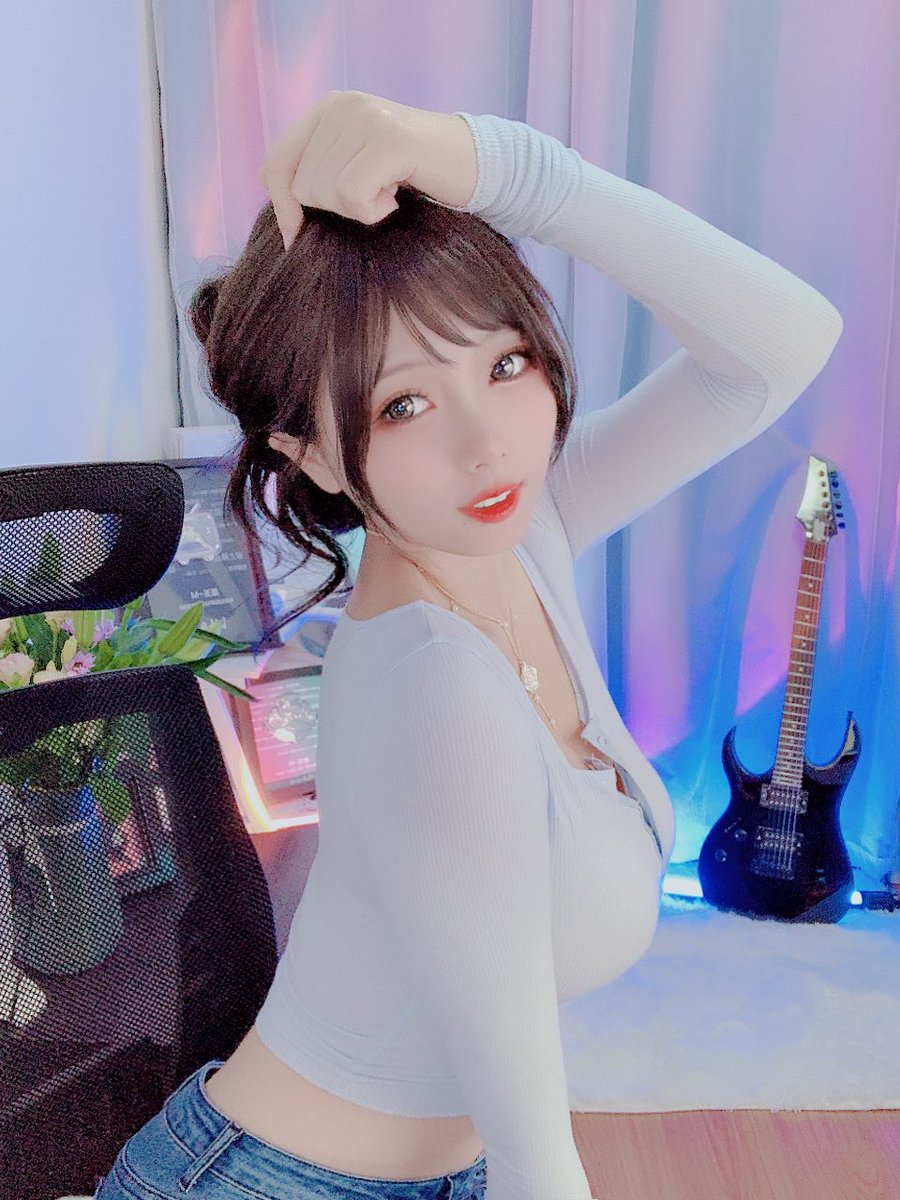 大概是吉他…姐姐？

是@hitomio16 老师的吉他妹妹🥰🥰