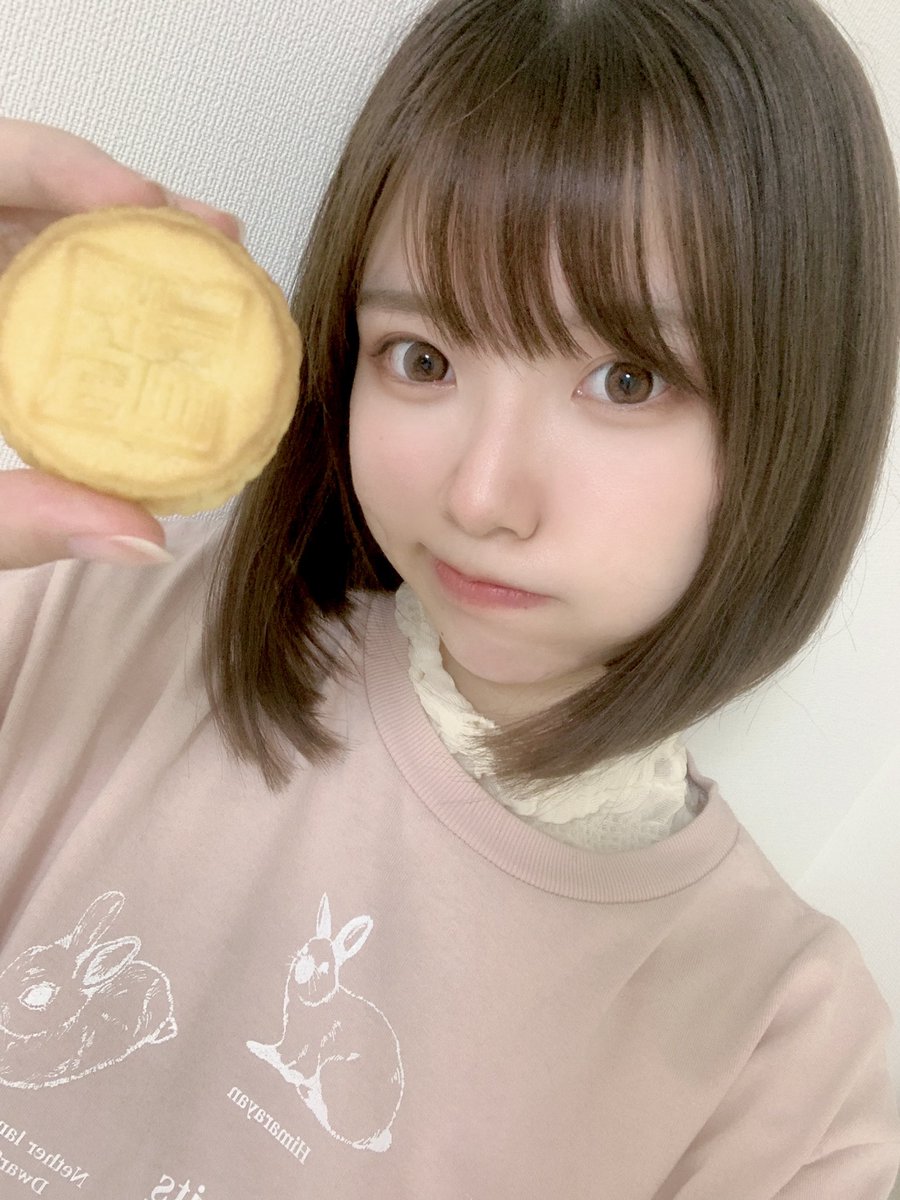 今日は十五夜！
中国とは「中秋节」です
中国の中秋节は月餅食べるよ🥮月みたいにかわいい…🌕