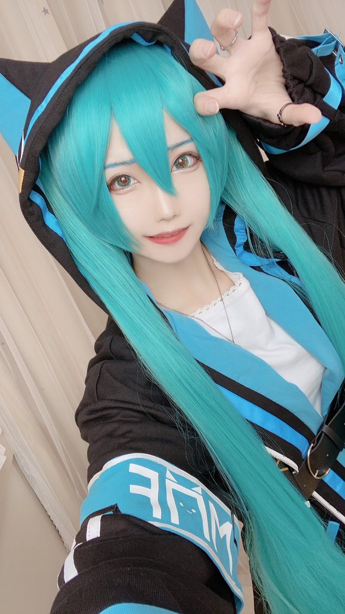 Favorite(@Favorite_Onepi)さんのパーカーかわち！🐈‍⬛💙
アパレルコラボ嬉しい

#こういう仕事がしたい 
#しらゆきミク