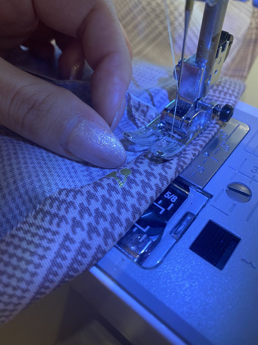 衣装製作詰みすぎて途方に暮れてたら、まほれすがミシン持って手伝いにきてくれた。本当に助かっている。2人も無言でミシンの音だけが鳴り響く部屋