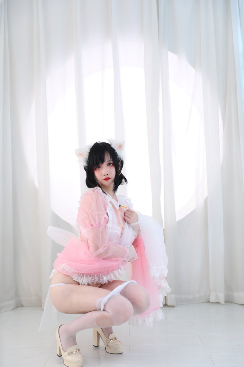 歪萌的透明女仆
@Waimengshe 
和
@hpomgs 拍了写真本，10月10号出货～