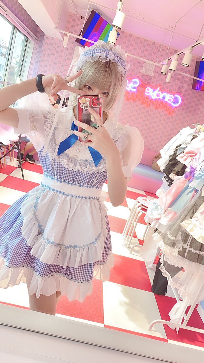 この間、いつも髪染めてもらってる美容院のコンセプトカフェCandye♡Syrup(@BarSyrup)のレセプションに、ろこちゃん(@kitsui_xo)とお邪魔してきました🍭
店内も制服も細部までこだわってて、ひたすら可愛かった💓
可愛い制服2着着たよ🎀✨
昨日からオープン！🎊