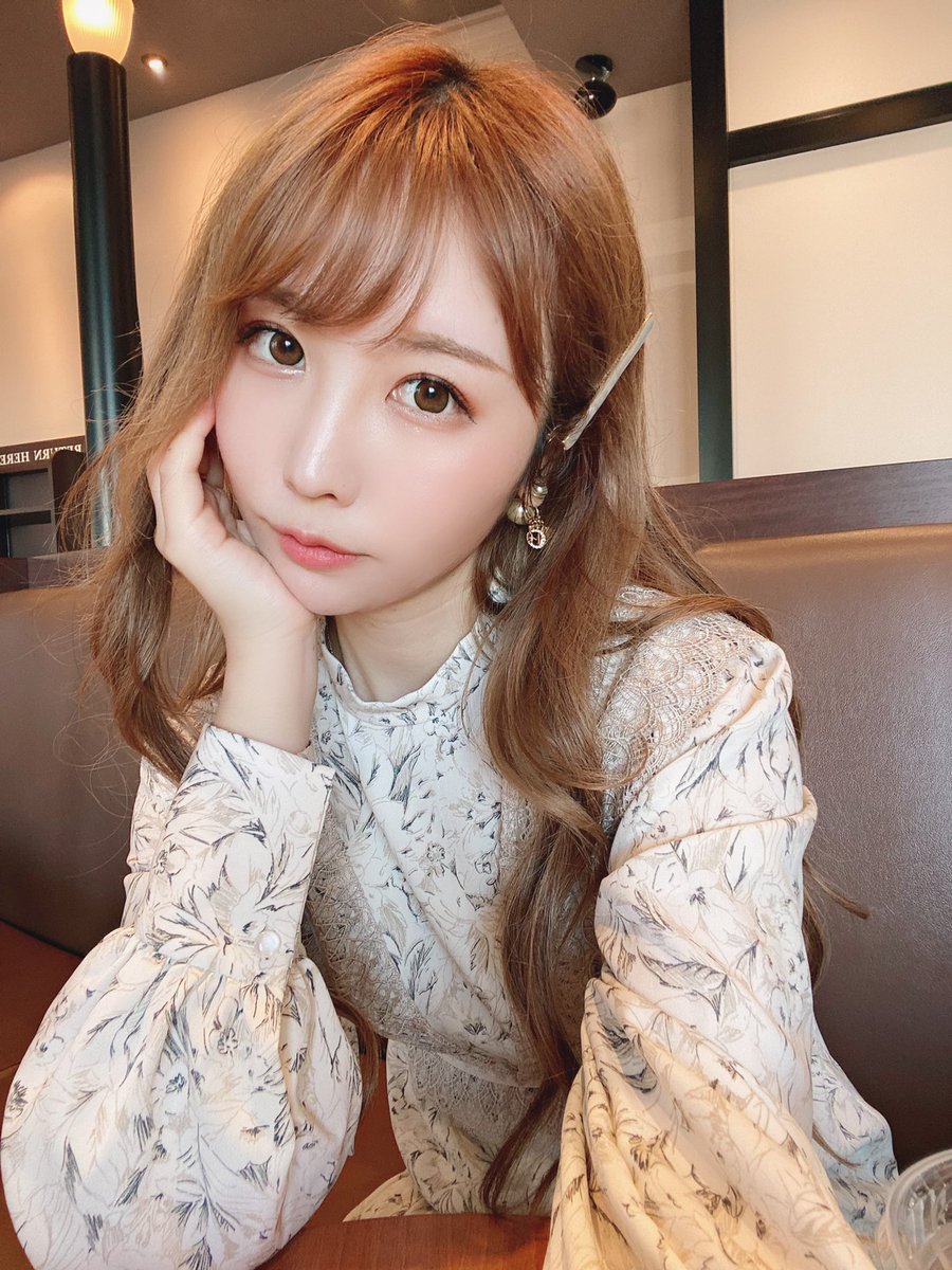 笑わない写真が多いわたしですが、本当はぎゃはぎゃは笑います