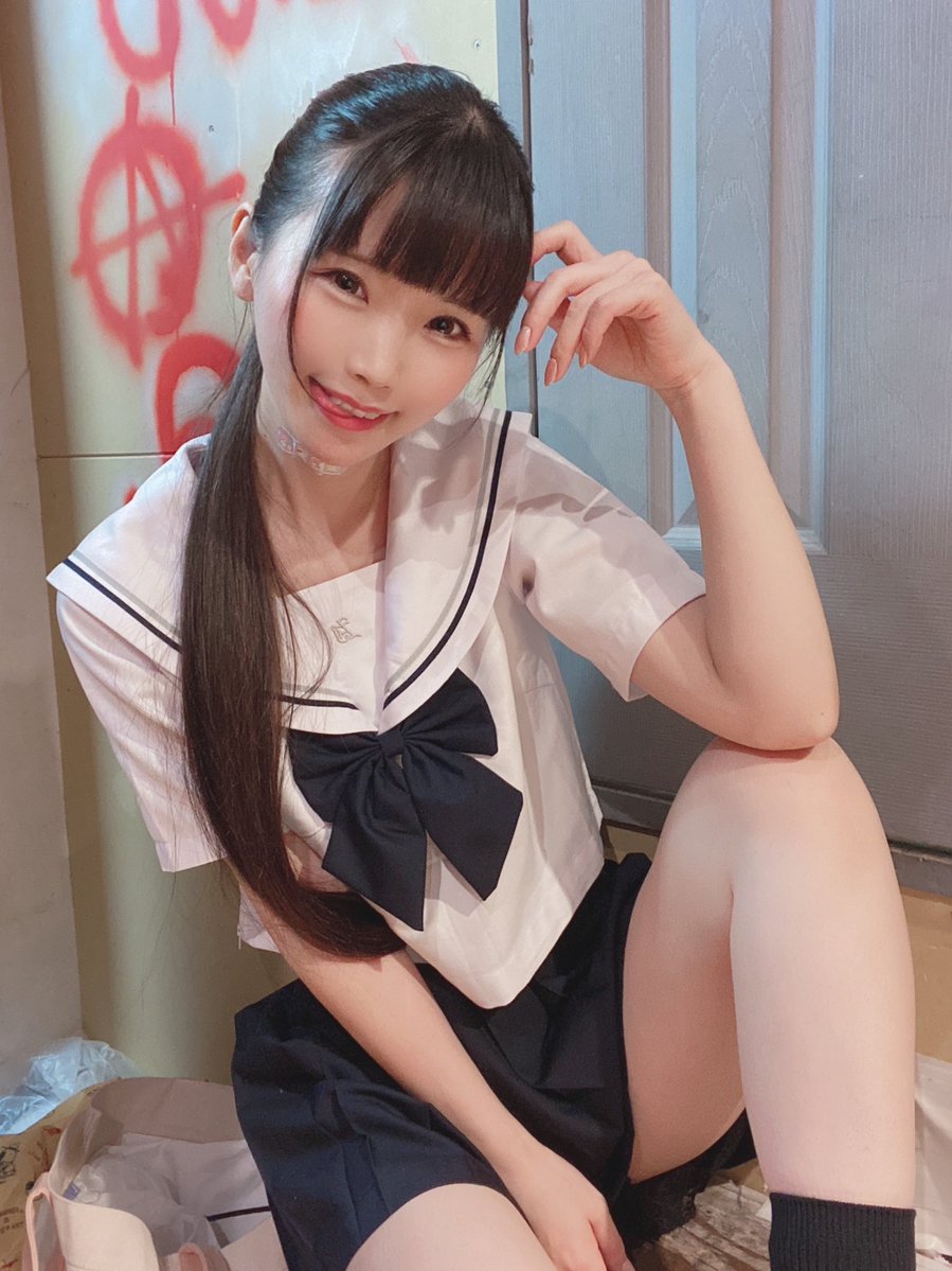 ＼ぺろ⭐︎／

明日はべびらびの新曲発表ライブだよ🥕
くるる作の新衣装も初披露✨

どんな衣装だと思う？？😚
予想してみてね！
あ〜早く見せたい！！

*ご予約なくても当日券で入れます！
詳細：http://tiget.net/events/148776
#BabyRabbi2 #べひらび