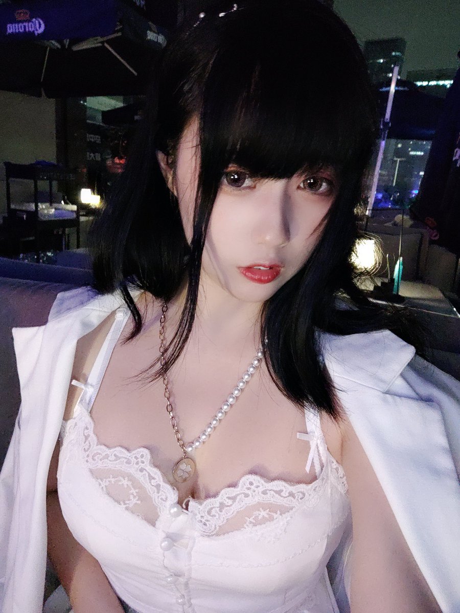 晚安，我的爱人

脚踩在桌子上，本来就够色了，借朋友们的手摆拍了一下，感觉更色了，这个想法好，记下来记下来，拍本子，嘻嘻
