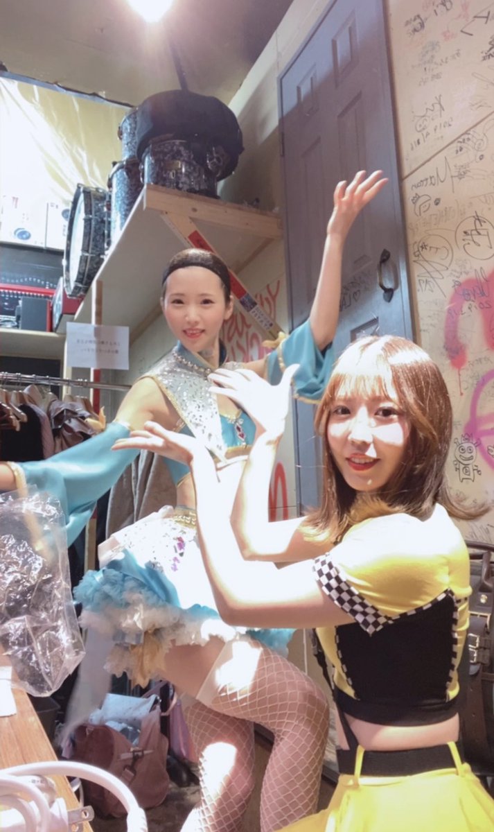 楽屋で雑技団ごっこしてた時の写真