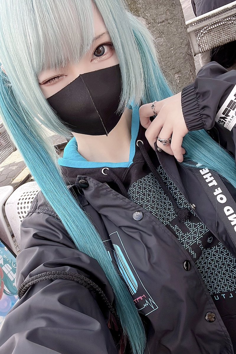 #マジカルミライ2021大阪 午前中物販ひたすら並んで、目当ての物一通り買って落ち着いたので、やっと自撮り出来た🤤w
髪色だいぶ落ちちゃったな…😇
piccoさん(@picco_xxx)とあきかんさばこちゃん(@sabasababa3210)と会えた❄️

今お昼食べに出てるので、食べ終わったら企画展また戻りますー！