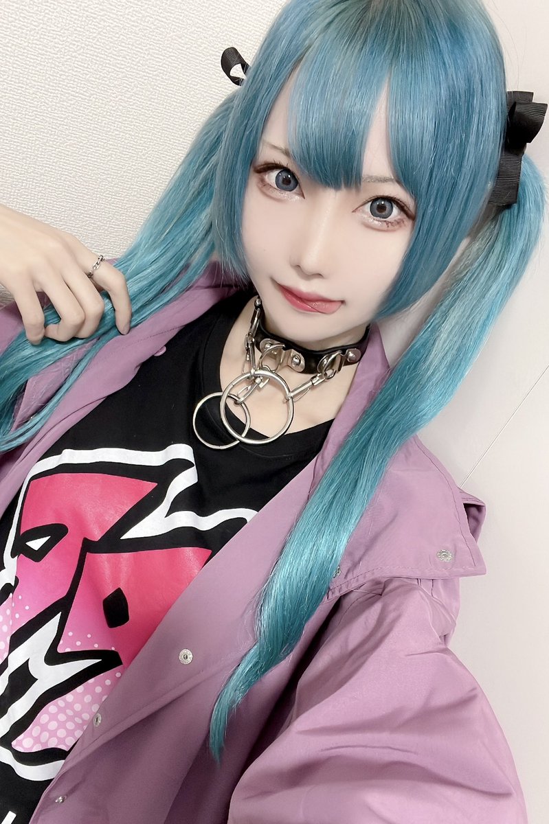 #マジカルミライ2021 東京1日目！
本日のオタクコーデは、LAMさん(@ramdayo1122)のミクイメージで、私服合わせてみました❄️
(39Tシャツはグッズ)
メイクも強め⚡
大阪の時は地毛ミクだいぶ色落ちしてたから、カラートリートメントで色入れ直した💙

※コスプレではありません