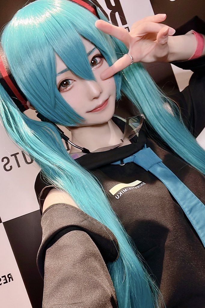 #R4G 17:30からDJ出演です❄️
#しらゆきミク でボカロ曲オンリーセトリで盛り上げます🔥
現在フロアで飲んでテンション上げてる↑↑
チェキ、撮影、写真集物販あるので、お求めの方は声掛けてね！